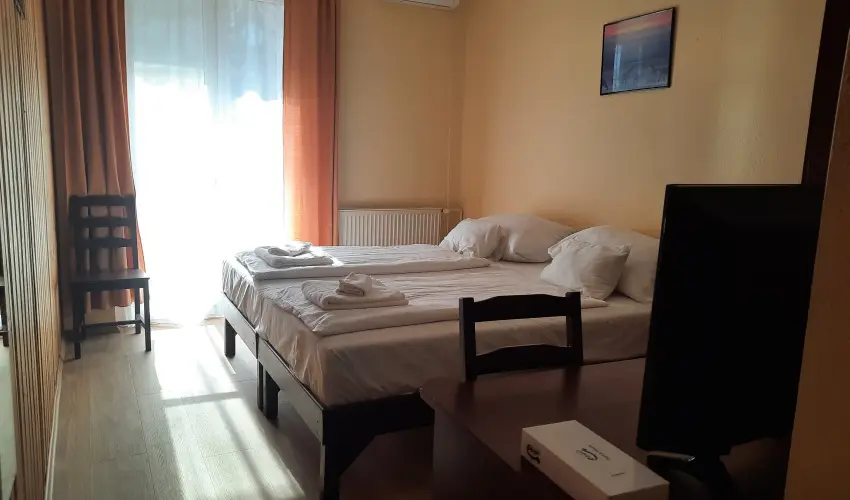 Hajnal Hotel Mez�k�vesd - M�rcius 15.