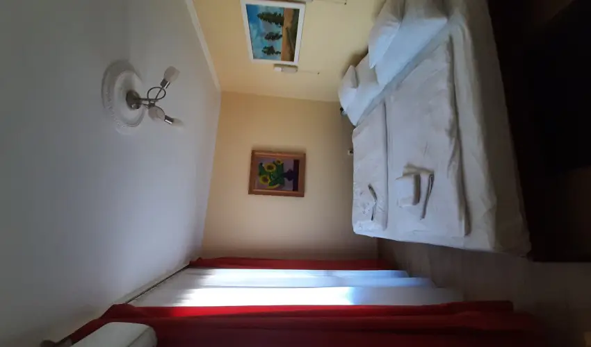 Hajnal Hotel Mez�k�vesd - M�rcius 15.