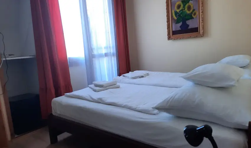 Hajnal Hotel Mez�k�vesd - M�rcius 15.