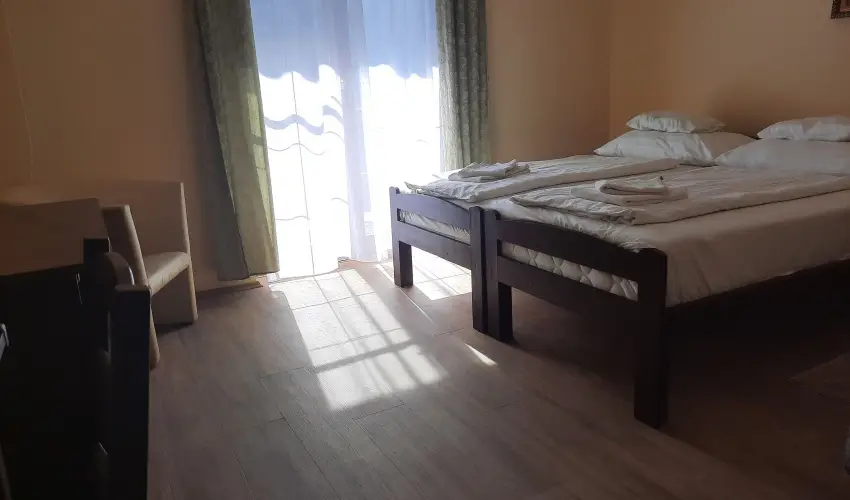 Hajnal Hotel Mez�k�vesd - M�rcius 15.