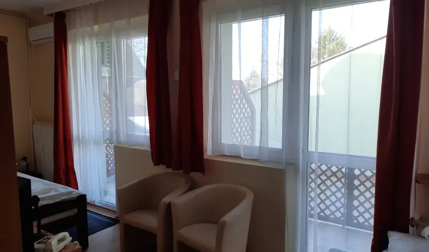 Hajnal Hotel Mez�k�vesd - M�rcius 15.