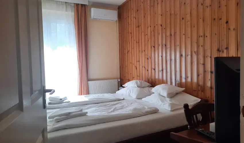 Hajnal Hotel Mez�k�vesd - M�rcius 15.