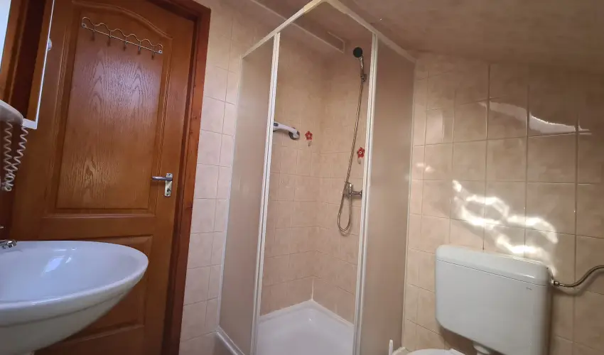 Hajnal Hotel Mez�k�vesd - M�rcius 15.