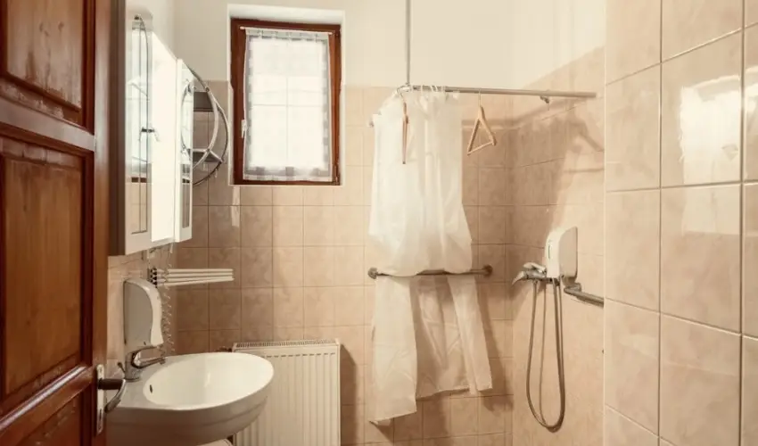 Hajnal Hotel Mez�k�vesd - M�rcius 15.