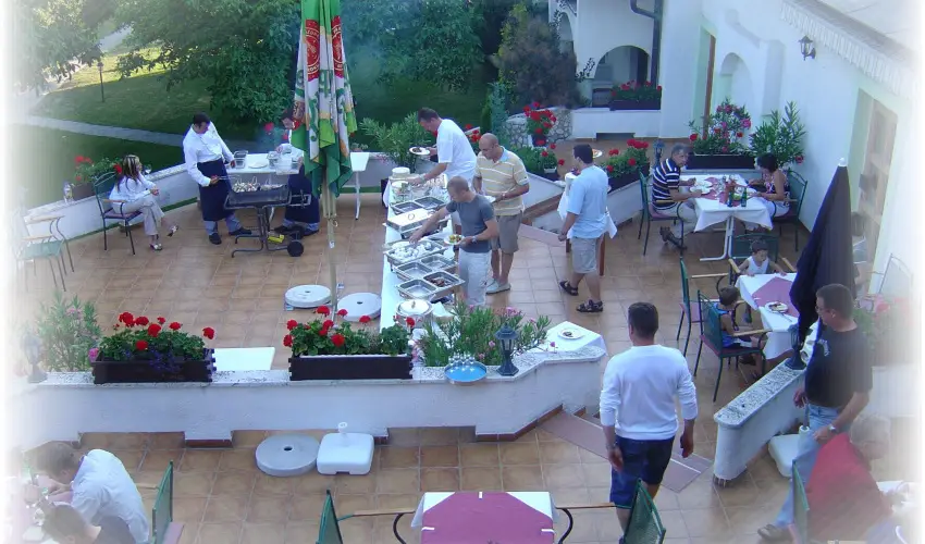 Hasik Hotel D�br�nte - M�rcius 15.  (min. 2 �j)