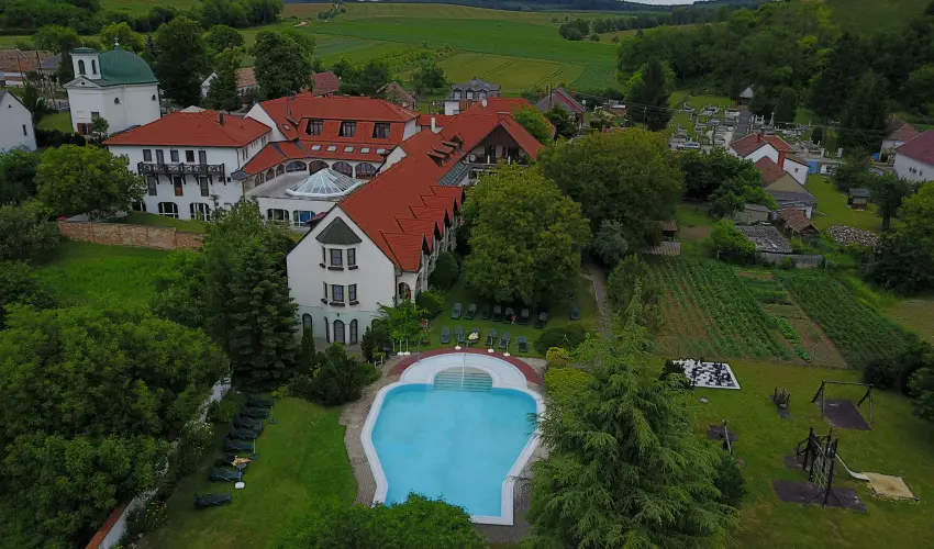 Hasik Hotel D�br�nte - M�rcius 15.  (min. 2 �j)