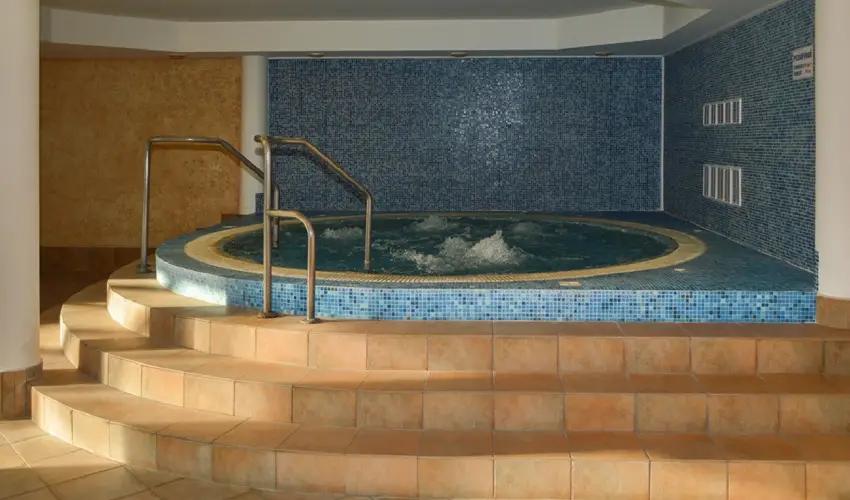 Hasik Hotel D�br�nte - M�rcius 15.  (min. 2 �j)