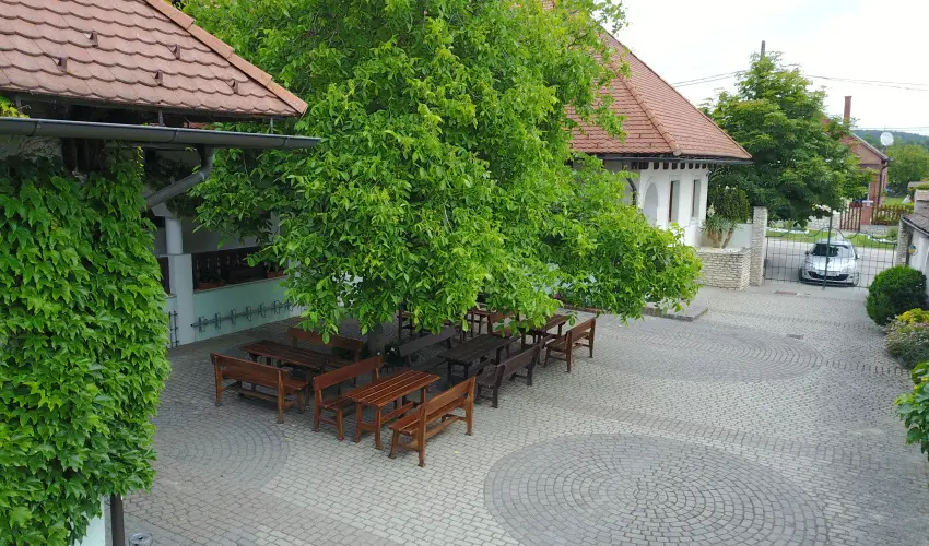 Hasik Hotel D�br�nte - M�rcius 15.  (min. 2 �j)