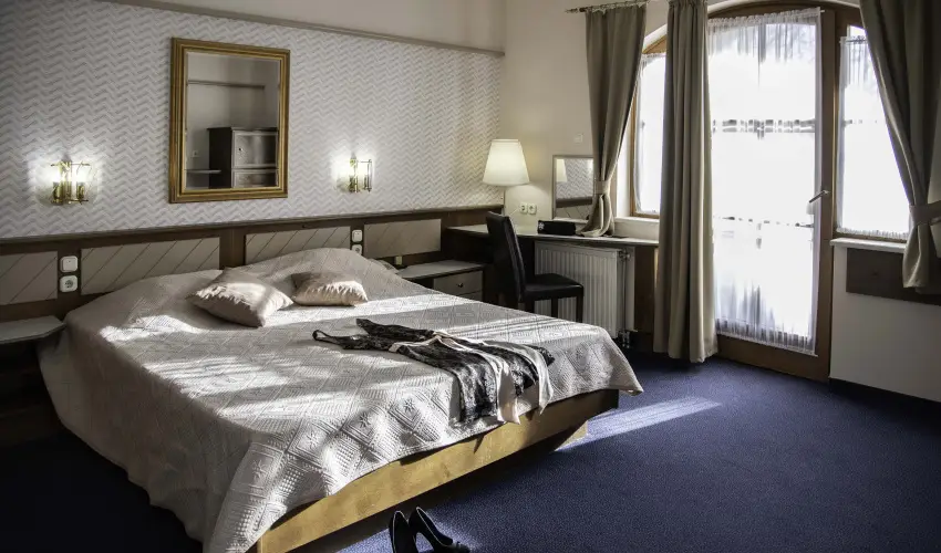 Hasik Hotel D�br�nte - M�rcius 15.  (min. 2 �j)