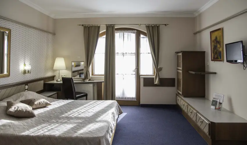 Hasik Hotel D�br�nte - M�rcius 15.  (min. 2 �j)