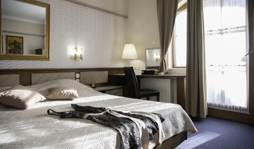 Hasik Hotel D�br�nte - M�rcius 15.  (min. 2 �j)