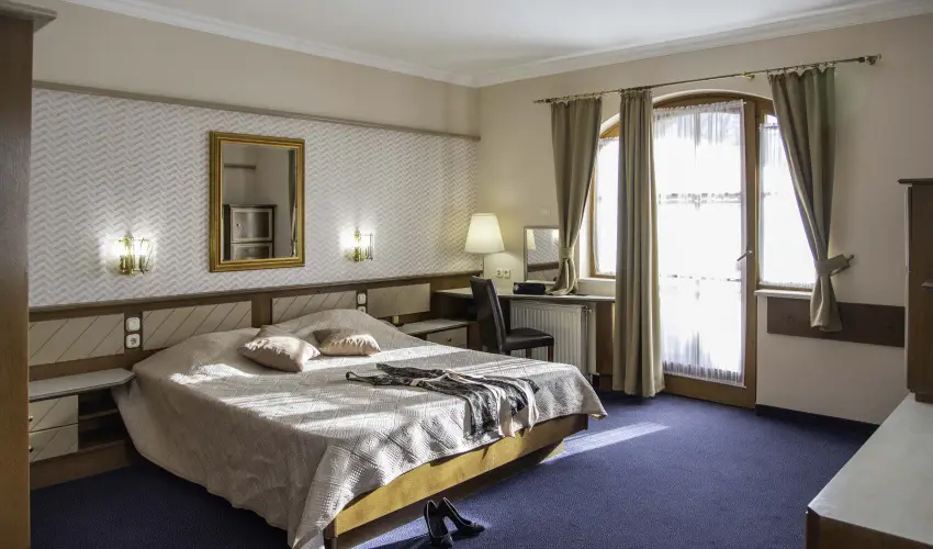 Hasik Hotel D�br�nte - M�rcius 15.  (min. 2 �j)
