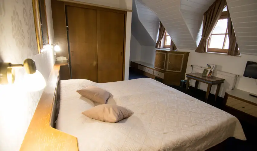 Hasik Hotel D�br�nte - M�rcius 15.  (min. 2 �j)
