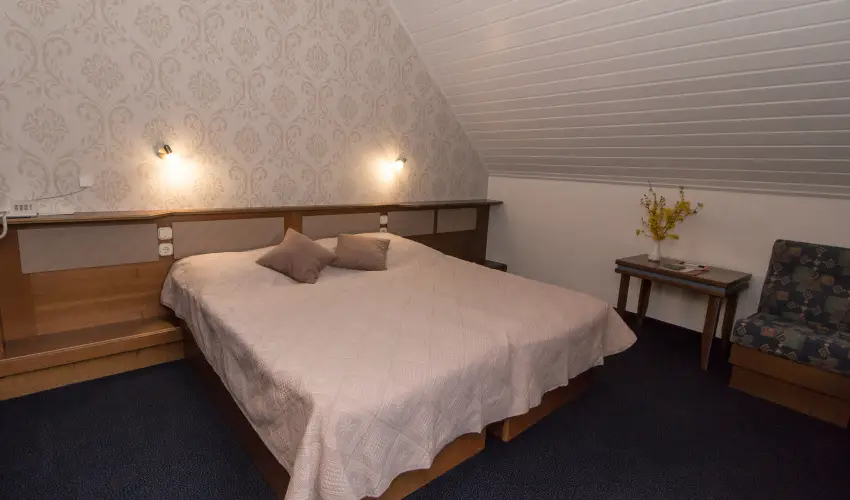 Hasik Hotel D�br�nte - M�rcius 15.  (min. 2 �j)