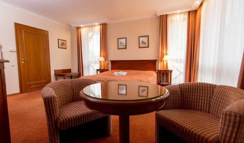 Hasik Hotel D�br�nte - M�rcius 15.  (min. 2 �j)