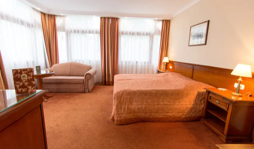 Hasik Hotel D�br�nte - M�rcius 15.  (min. 2 �j)