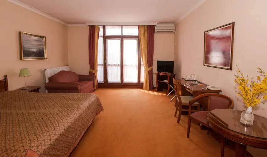Hasik Hotel D�br�nte - M�rcius 15.  (min. 2 �j)