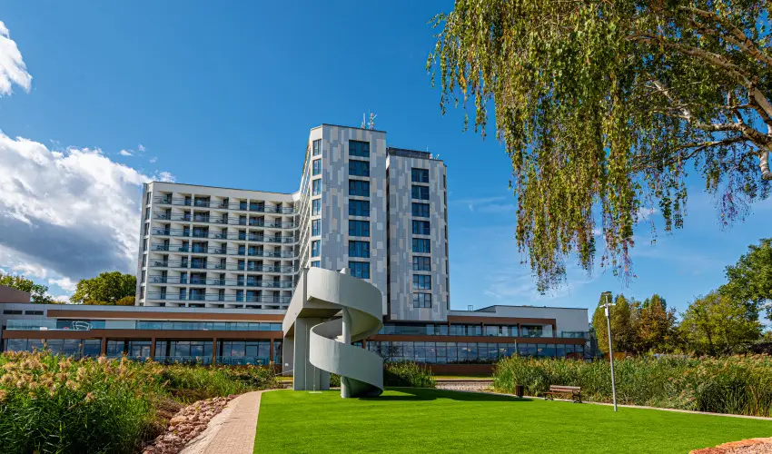 Hotel Helikon Keszthely - M�rcius 15.  (min. 2 �j)