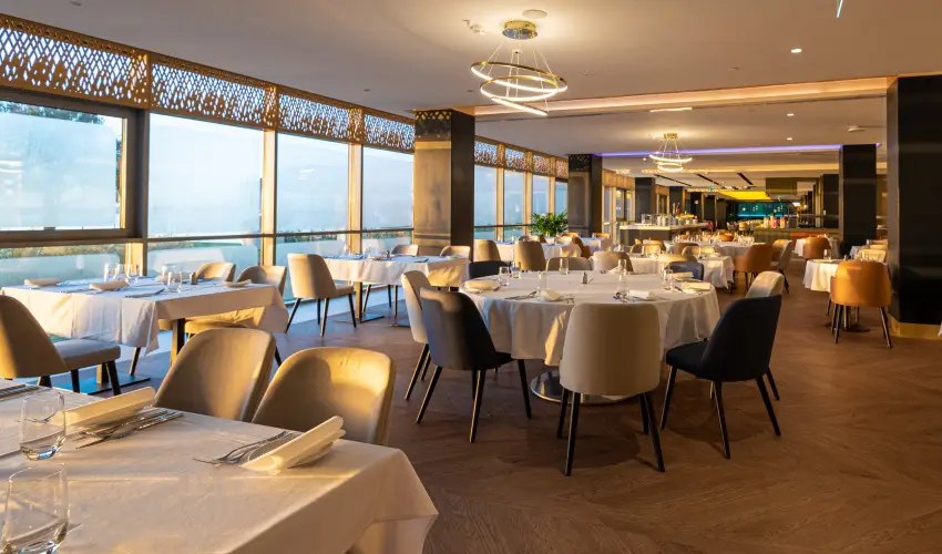 Hotel Helikon Keszthely - M�rcius 15.  (min. 2 �j)
