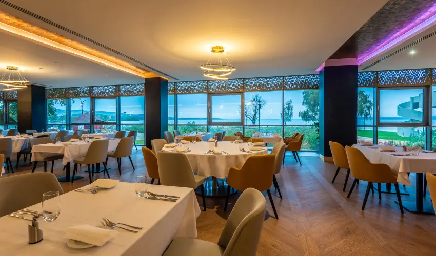 Hotel Helikon Keszthely - M�rcius 15.  (min. 2 �j)