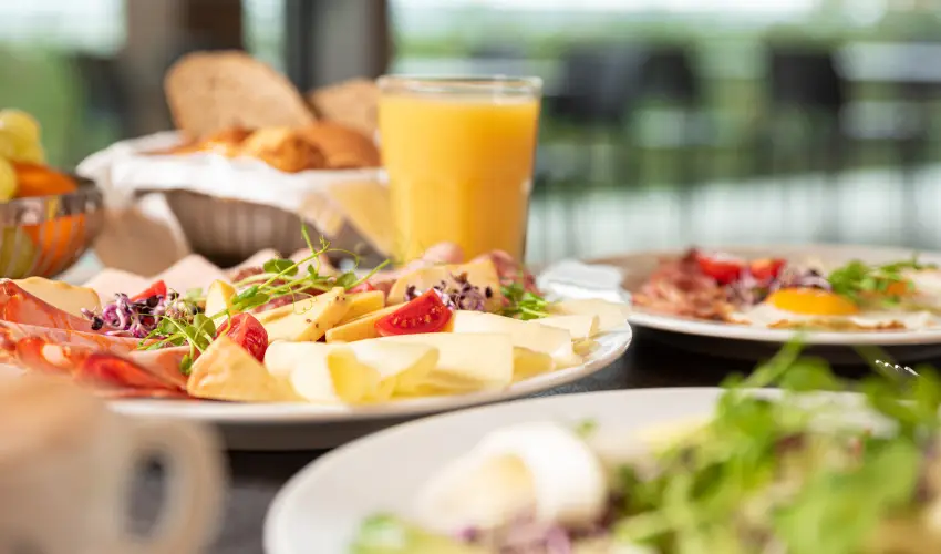 Hotel Helikon Keszthely - M�rcius 15.  (min. 2 �j)
