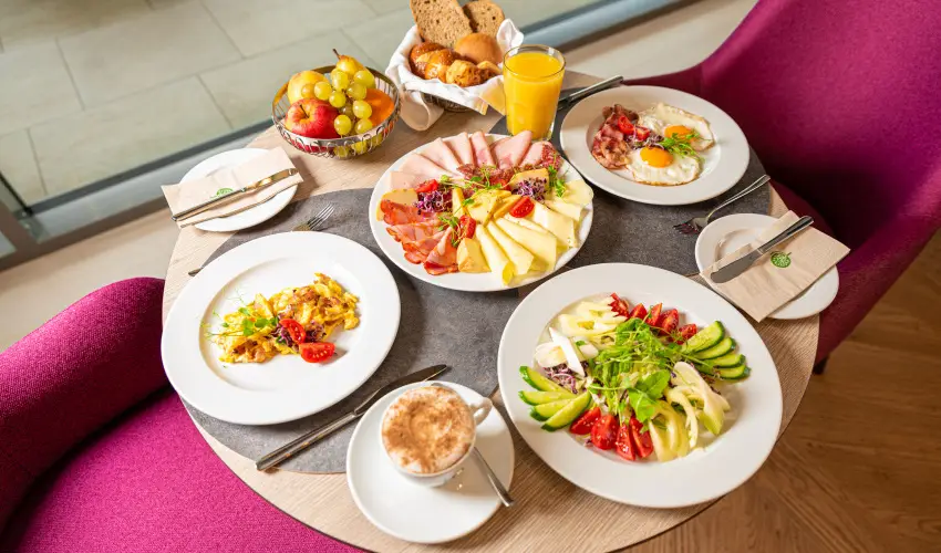 Hotel Helikon Keszthely - M�rcius 15.  (min. 2 �j)