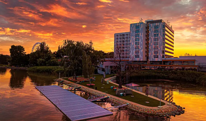 Hotel Helikon Keszthely - M�rcius 15.  (min. 2 �j)