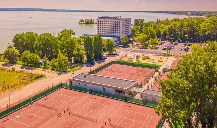 Hotel Helikon Keszthely - M�rcius 15.  (min. 2 �j)