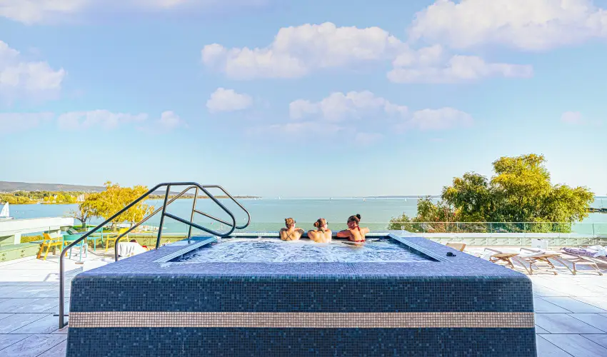 Hotel Helikon Keszthely - M�rcius 15.  (min. 2 �j)