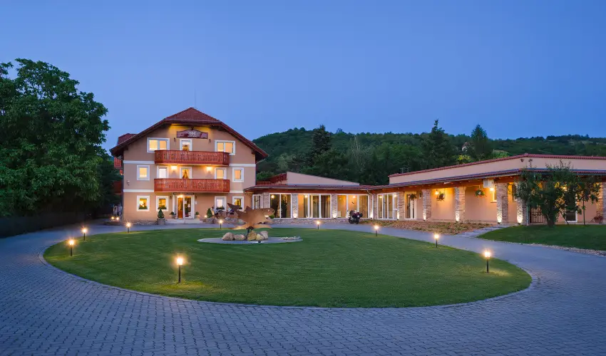 Hotel Honti Wellness �s Konferencia Sz�lloda Visegr�d - M�rcius 15. 