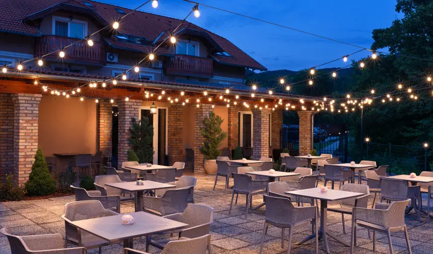 Hotel Honti Wellness �s Konferencia Sz�lloda Visegr�d - M�rcius 15. 