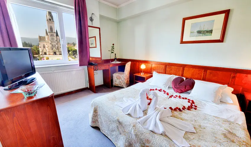 Hotel �rottk� K�szeg - M�rcius 15. (min. 2 �j)