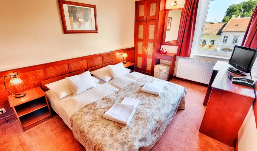 Hotel �rottk� K�szeg - M�rcius 15. (min. 2 �j)
