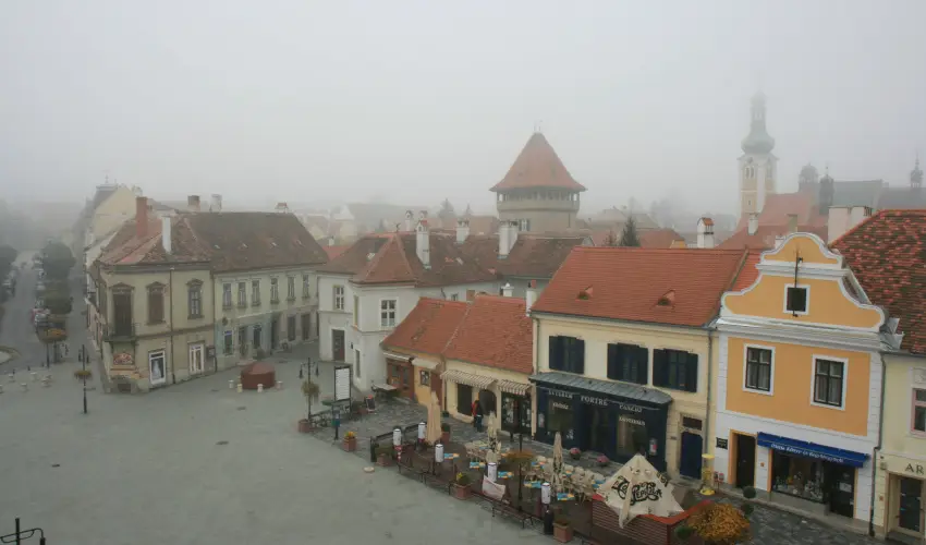Hotel �rottk� K�szeg - M�rcius 15. (min. 2 �j)