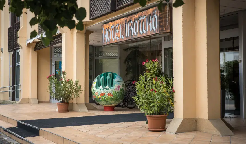 Hotel �rottk� K�szeg - M�rcius 15. (min. 2 �j)