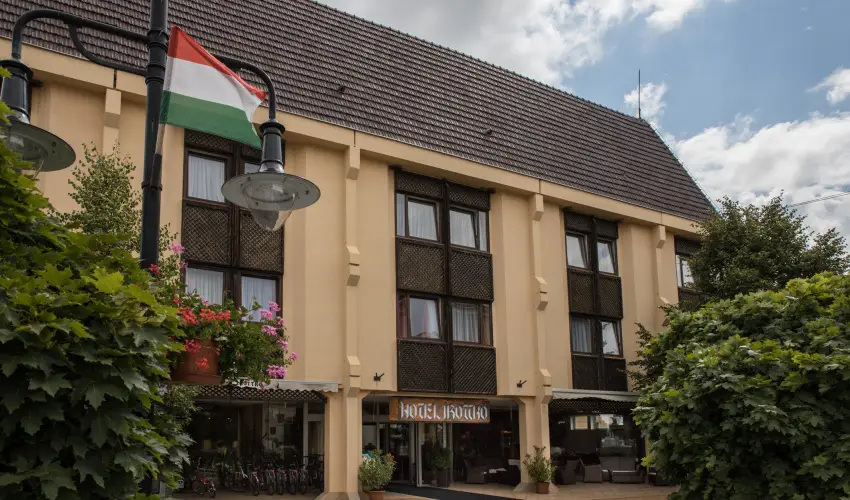 Hotel �rottk� K�szeg - M�rcius 15. (min. 2 �j)