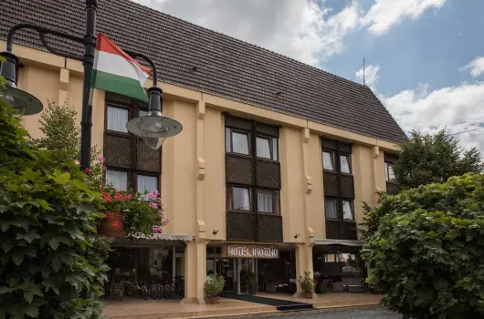 Hotel �rottk� - M�rcius 15. (min. 2 �j)