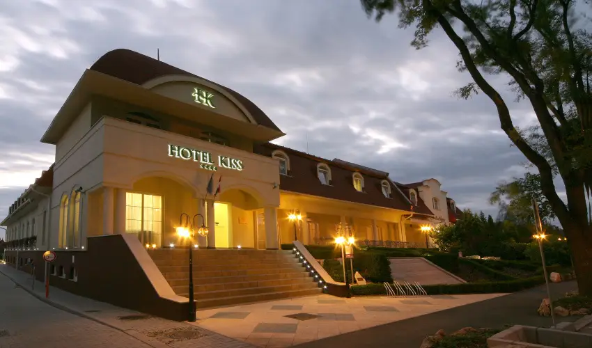 Hotel Kiss Tata - M�rcius 15.