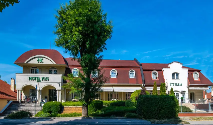 Hotel Kiss Tata - M�rcius 15.
