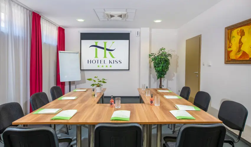 Hotel Kiss Tata - M�rcius 15.