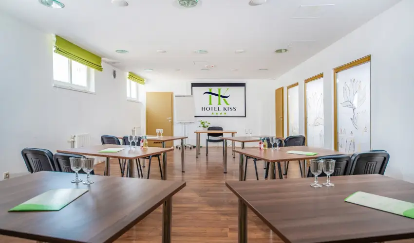 Hotel Kiss Tata - M�rcius 15.