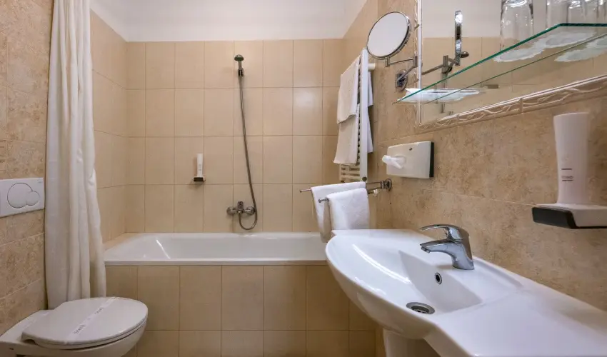 Hotel Kiss Tata - M�rcius 15.