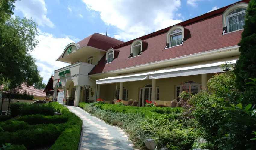 Hotel Kiss Tata - M�rcius 15.