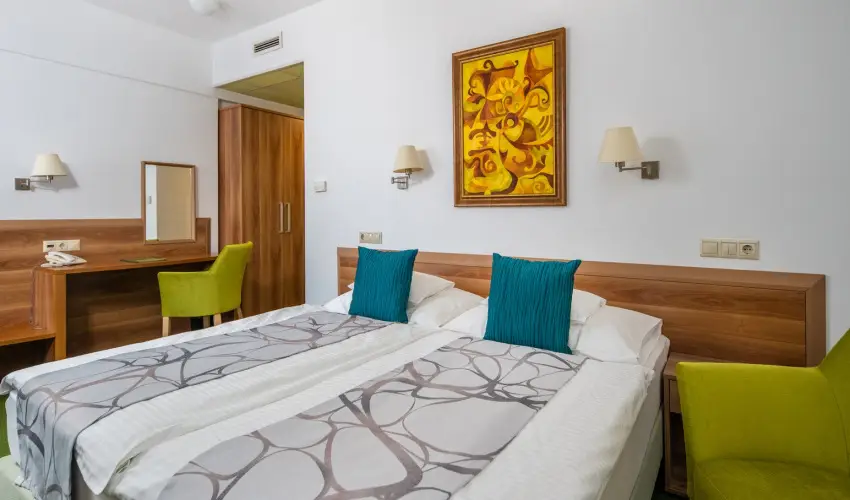 Hotel Kiss Tata - M�rcius 15.