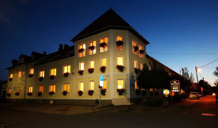 Hotel Korona Wellness, Rendezv�ny & Borhotel Eger Eger - M�rcius 15. 