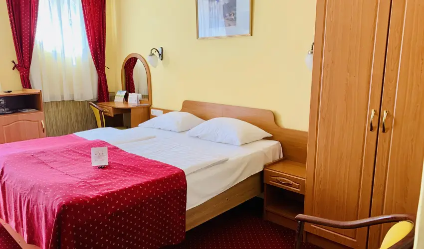 Hotel Korona Wellness, Rendezv�ny & Borhotel Eger Eger - M�rcius 15. 