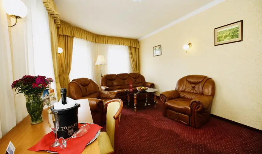 Hotel Korona Wellness, Rendezv�ny & Borhotel Eger Eger - M�rcius 15. 