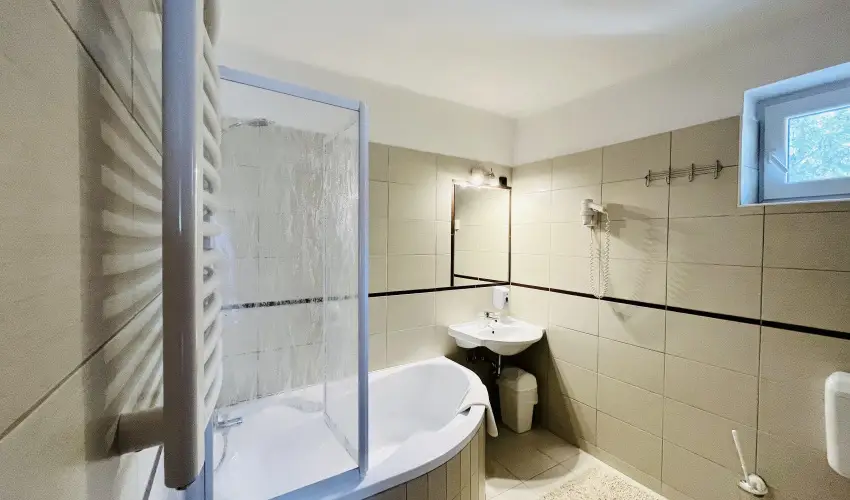 Hotel Korona Wellness, Rendezv�ny & Borhotel Eger Eger - M�rcius 15. 