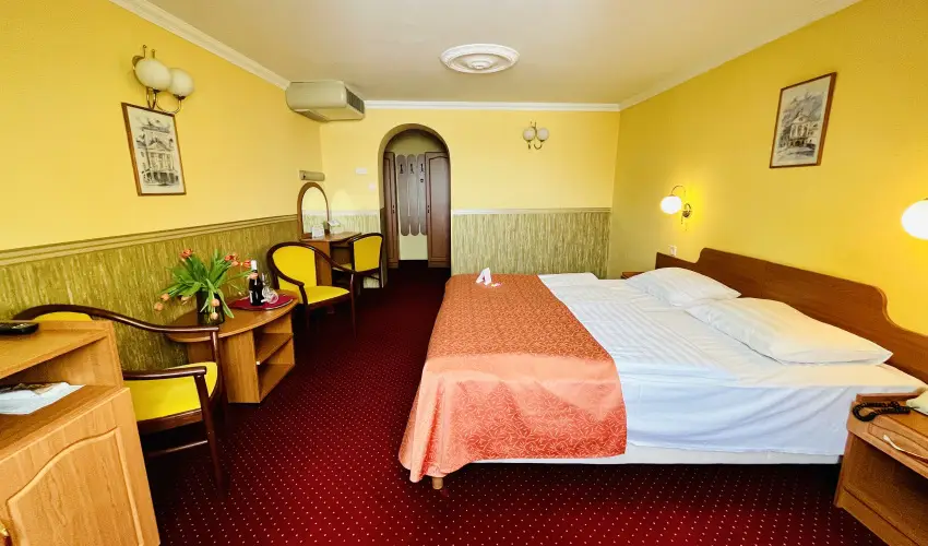 Hotel Korona Wellness, Rendezv�ny & Borhotel Eger Eger - M�rcius 15. 