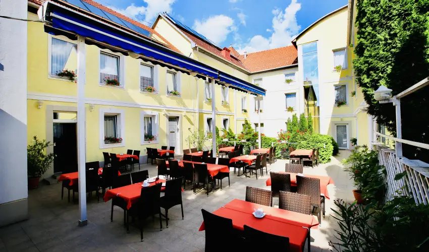 Hotel Korona Wellness, Rendezv�ny & Borhotel Eger Eger - M�rcius 15. 